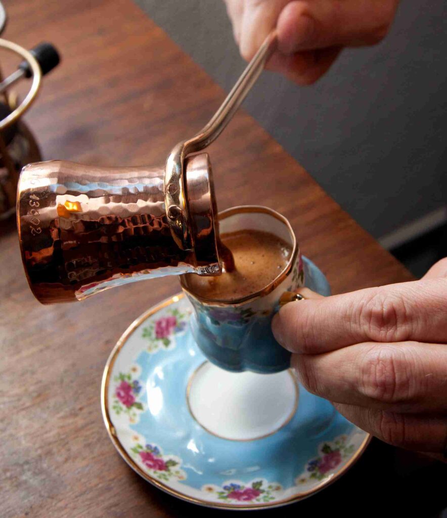 Storia del caffè tipico Cezve turco con cui si beve il caffè Caffè Semplice